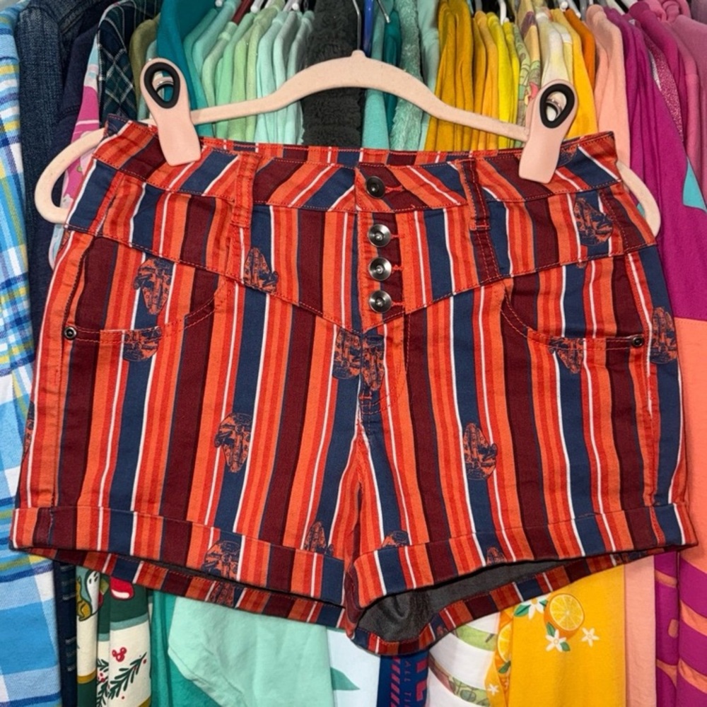 Disney parks her universe Star Wars millennium falcon 3” cuffed short shorts 9